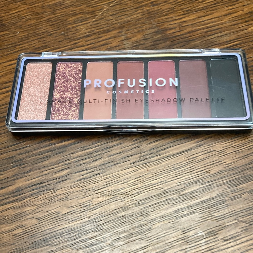 Profusion Eyeshadow 7 Shade Multi Finish Palette
NEW